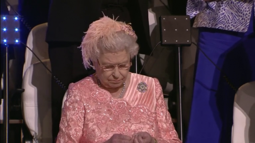 17 bored queenie
